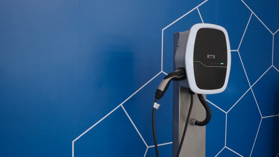 E-Auto an einer Ladestation